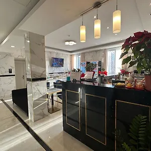 Hotel Midway, Milão